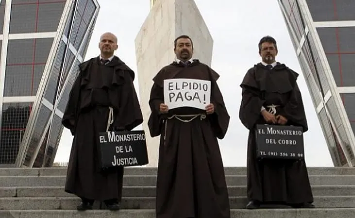 Los cobradores disfrazados persiguen a los morosos